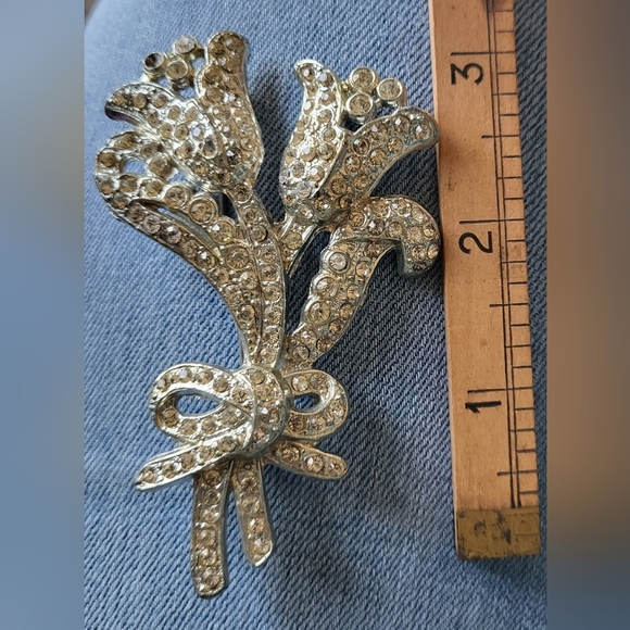 Vintage Large Floral Silver Tone And Rhinestone With Bow Detail Brooch - Picture 3 of 3